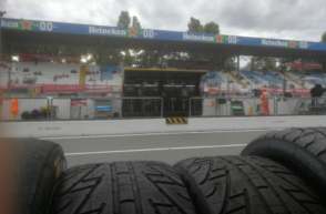 Vista del palco spettatori all'autodromo di Monza davanti ai box delle vetture