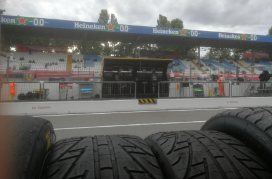 Vista del palco spettatori davanti ai box di Monza Vista del palco spettatori all'autodromo di Monza davanti ai box delle vetture
