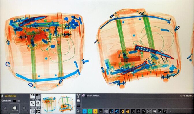 Visione ai raggi-x in borsa inserita in uno scanner