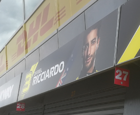 Poster del pilota della Renault  "Ricciardo " sul Box della vettura