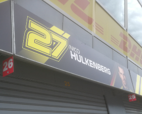 Poster del pilota della Renault  "Hulkenberg " sul Box della vettura