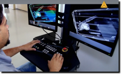 Sicurezza, postazione dello scanner raggi-x per controllo bagagli Sicurezza, postazione dello scanner raggi-x per controllo pacchi