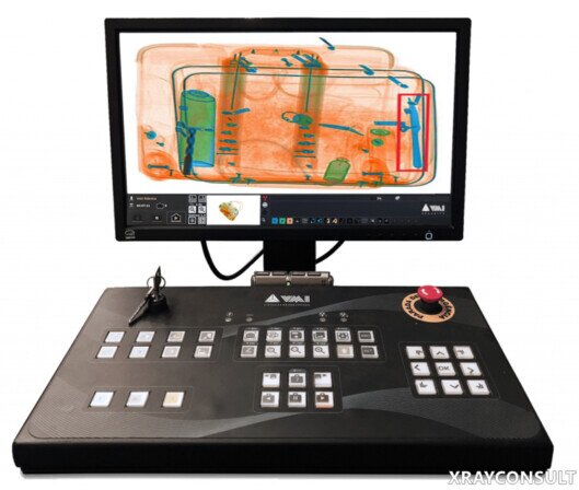 Sicurezza, postazione con 2 monitor dello scanner raggi-x per controllo pacchi