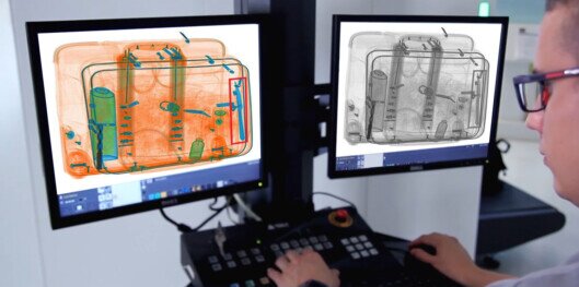 Sicurezza, postazione con 2 monitor dello scanner raggi-x per controllo pacchi