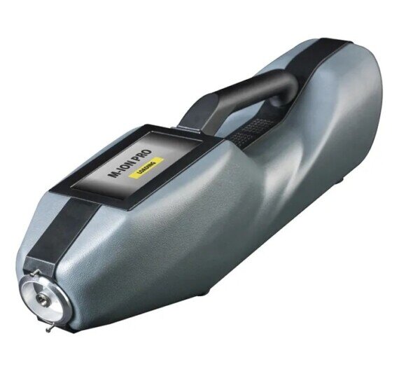 Dispositivo portatile M-ION per rilevamento tracce di esplosivi con tecnologia IMS in uso per controlli di sicurezza.