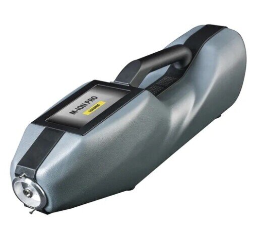 Dispositivo portatile M-ION per rilevamento tracce di esplosivi con tecnologia IMS in uso per controlli di sicurezza.